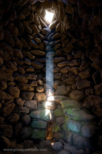 7) Nuraghe Aiga (40D_8169_1rid).jpg - Il raggio di luce alle ore 10:40 (le 11:40 dell'ora legale).